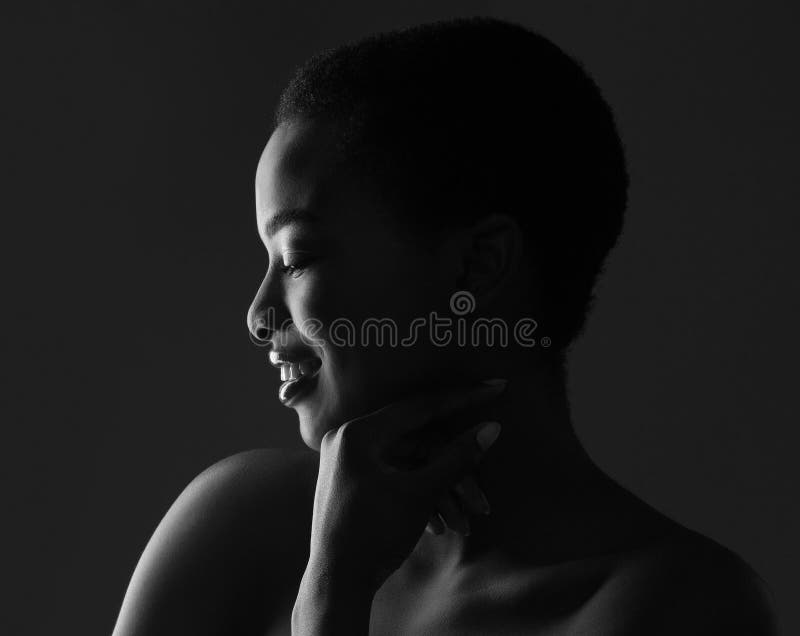 Retrato preto e branco de belas mulheres afrodescendentes fotos de stock royalty free
