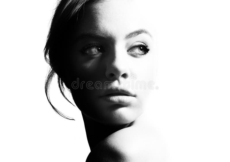 Retrato preto e branco do contraste alto de uma menina bonita fotografia de stock royalty free Retrato preto e branco do contraste alto de uma menina bonita fotografia de stock royalty free