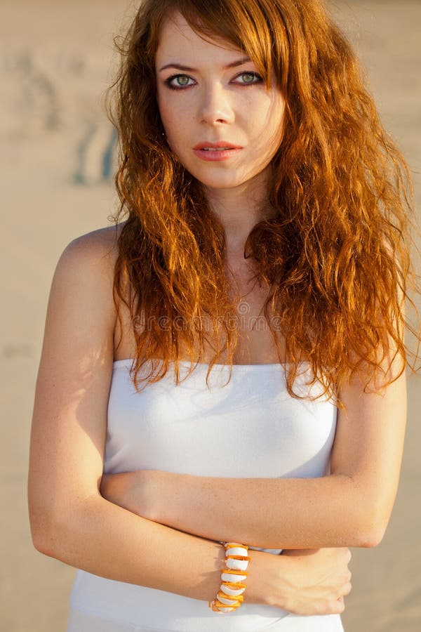 Retrato red-haired da mulher do close up fotografia de stock royalty free Retrato red-haired da mulher do close up fotografia de stock royalty free