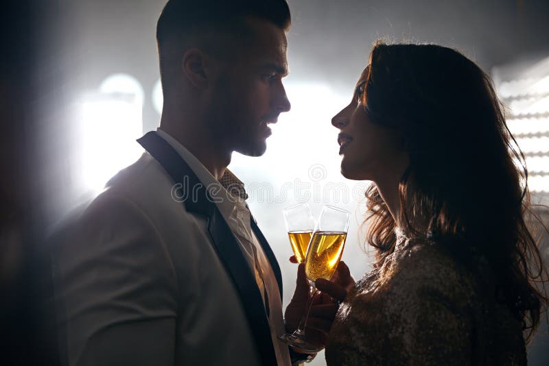 Retrato romántico de dos amantes que hacen una tostada imagen de archivo libre de regalías Retrato romántico de dos amantes que hacen una tostada imagen de archivo libre de regalías