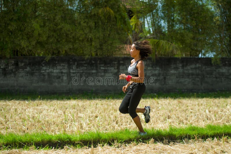 Retrato saudável do estilo de vida da mulher chinesa asiática feliz e apta nova do corredor no exercício de corrida fora no fundo fotos de stock Retrato saudável do estilo de vida da mulher chinesa asiática feliz e apta nova do corredor no exercício de corrida fora no fundo fotos de stock