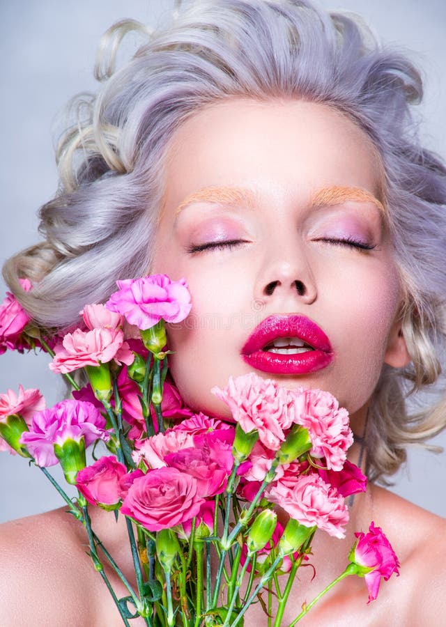 Retrato sensual da beleza da mulher bonita loura com flores foto de stock Retrato sensual da beleza da mulher bonita loura com flores foto de stock