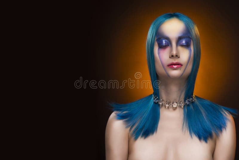 Retrato sensual de clo despidos tingidos bonitos dos ombros do cabelo azul imagens de stock royalty free Retrato sensual de clo despidos tingidos bonitos dos ombros do cabelo azul imagens de stock royalty free