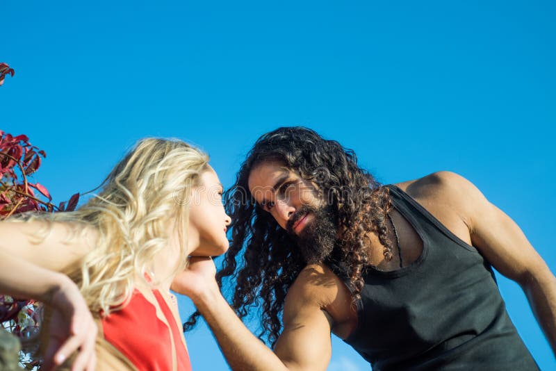 Retrato Sensual De Pareja Joven Enamorada Pareja Amorosa Abrazándose Y Besándose Imagen de