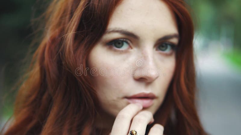 Retrato sensual del primer de la muchacha pelirroja hermosa al aire libre 20s metrajes