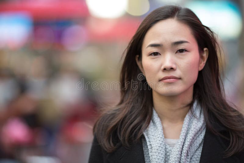 Retrato serio de la cara de la mujer asiática