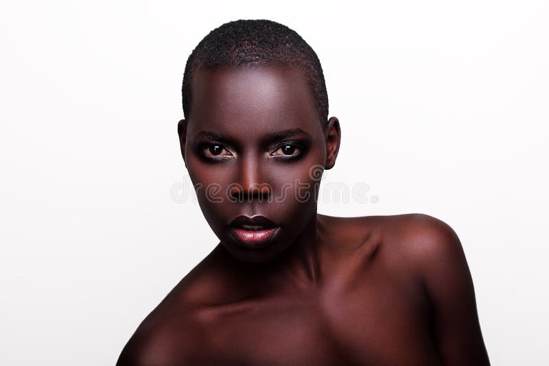 Retrato 'sexy' novo do estúdio do modelo de forma do africano negro