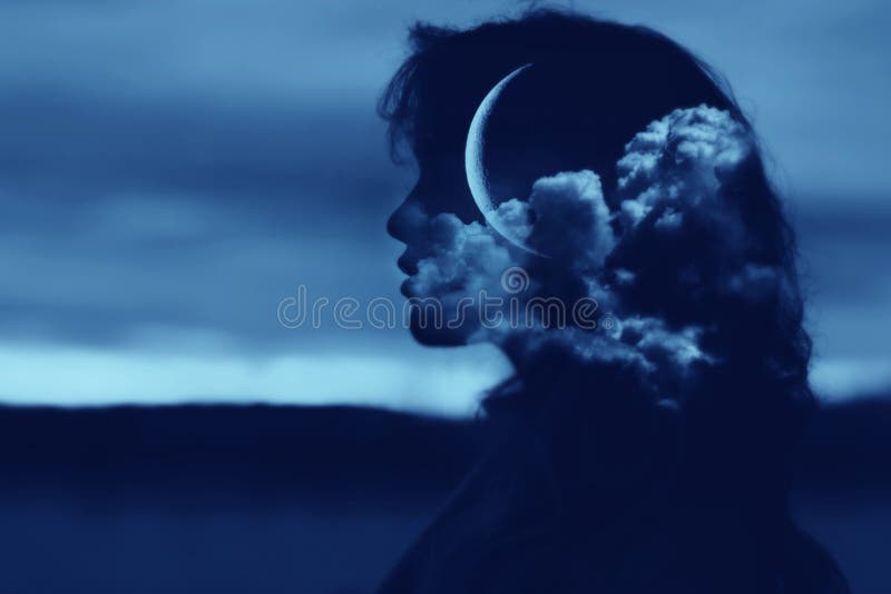 Retrato Silhueta De Perfil Feminino Com Lua E Nuvens Na Cabeça. Conceito De  Psicologia E Ciclos Menstruais. Imagem de Stock - Imagem de noite,  liberdade: 214076803