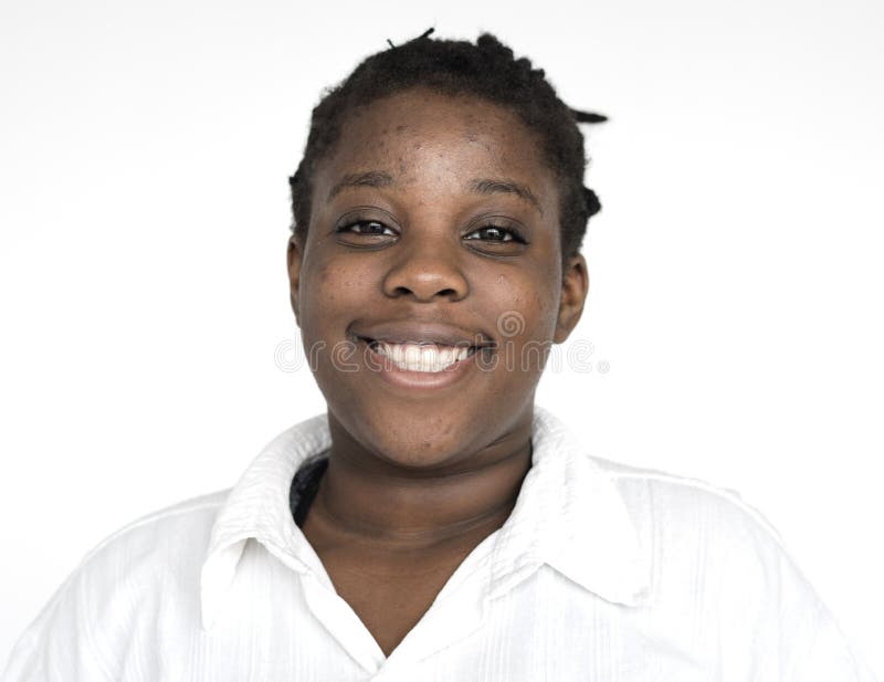 Retrato a solas sonriente de la cara de la muchacha negra joven imágenes de archivo libres de regalías Retrato a solas sonriente de la cara de la muchacha negra joven imágenes de archivo libres de regalías