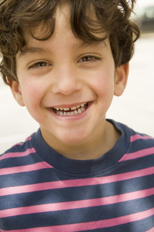 Niño Sonríe Con La Boca Cerrada Cerrando El Cierre De Un Concepto De Boca  De Niño Cuidado De La Piel De Niño Desarrollo Emocional Foto de archivo -  Imagen de oral, felicidad