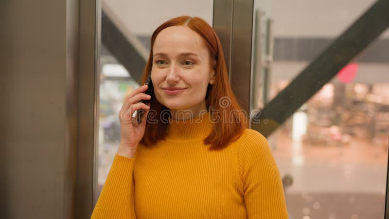 Retrato sonriente exitosa caucásica mujer de cabello rojo cliente mujer empresaria respuesta de conversación mujer habla celular almacen de video