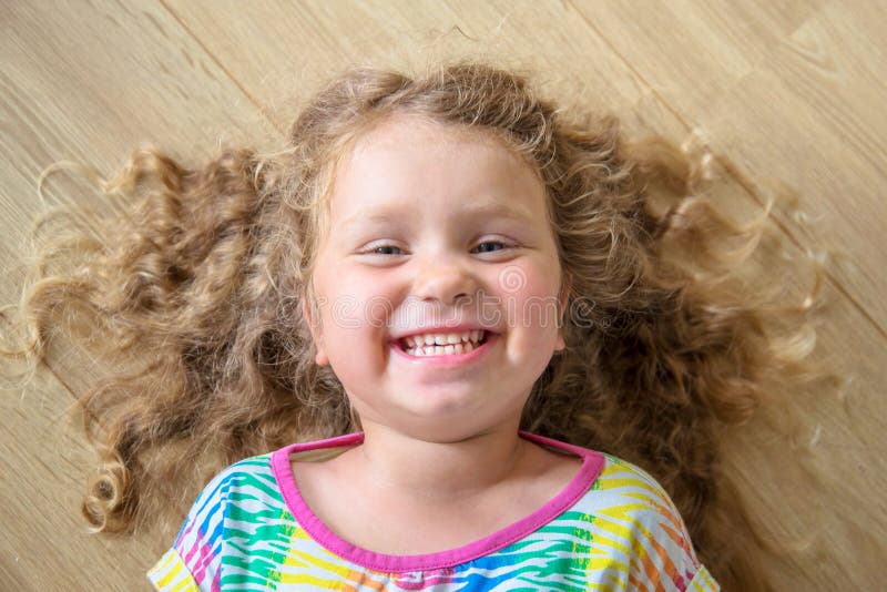 Retrato sonriente feliz del primer de la niña fotografía de archivo libre de regalías Retrato sonriente feliz del primer de la niña fotografía de archivo libre de regalías