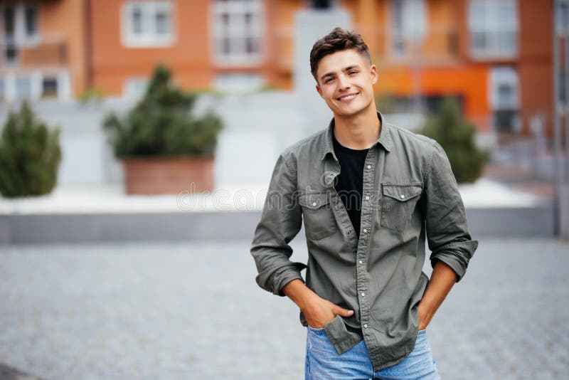 Retrato sonriente hermoso del hombre joven Hombre alegre que mira la cámara imagen de archivo libre de regalías
