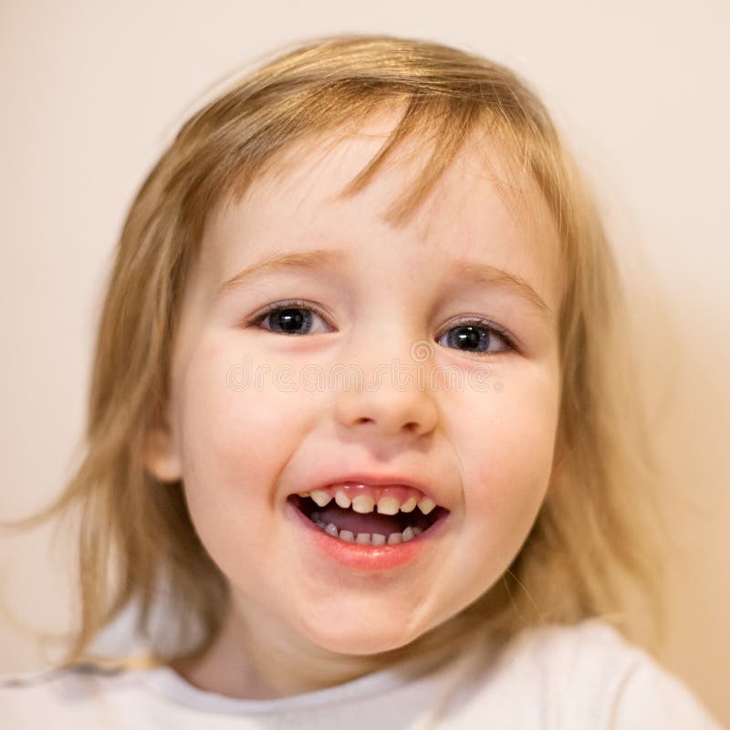 Retrato sonriente lindo del primer de la cara de la muchacha del pequeño niño foto de archivo libre de regalías Retrato sonriente lindo del primer de la cara de la muchacha del pequeño niño foto de archivo libre de regalías