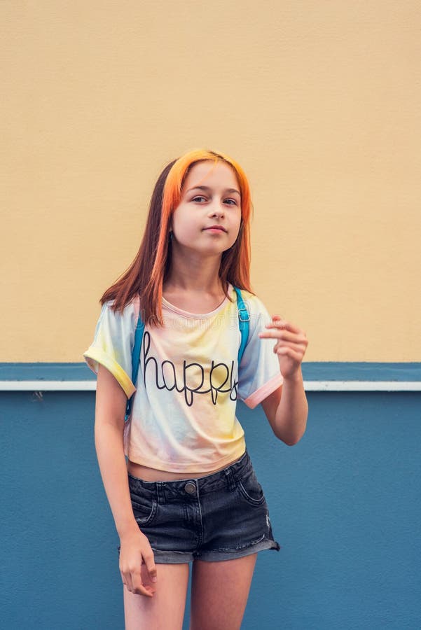 Menina De 9 Anos Dançando Nos Degraus Ao Ar Livre Foto de Stock - Imagem de  adulto, olhar: 196101656