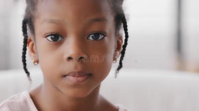 Retrato Triste Lindo Africano Niño Huérfano Ofendido Afro Americano étnico  Chica Chica Negra Mixto Raza Niño 7 Años Metrajes - Vídeo de expresivo,  emociones: 216855198