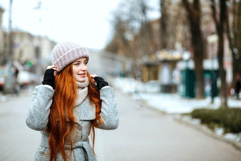 Retrato urbano de la muchacha fabulosa del pelirrojo con el pelo largo que lleva w imagenes de archivo Retrato urbano de la muchacha fabulosa del pelirrojo con el pelo largo que lleva w imagenes de archivo