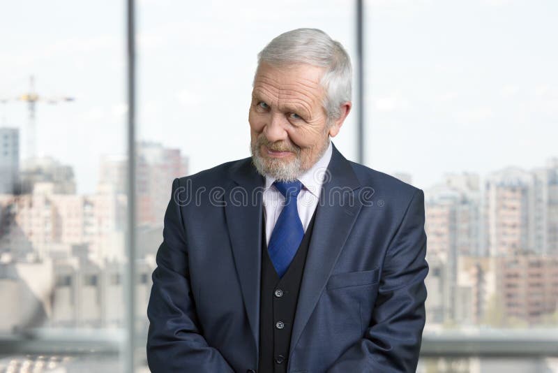 Retrato velho do olhar do homem de negócios fotos de stock royalty free Retrato velho do olhar do homem de negócios fotos de stock royalty free