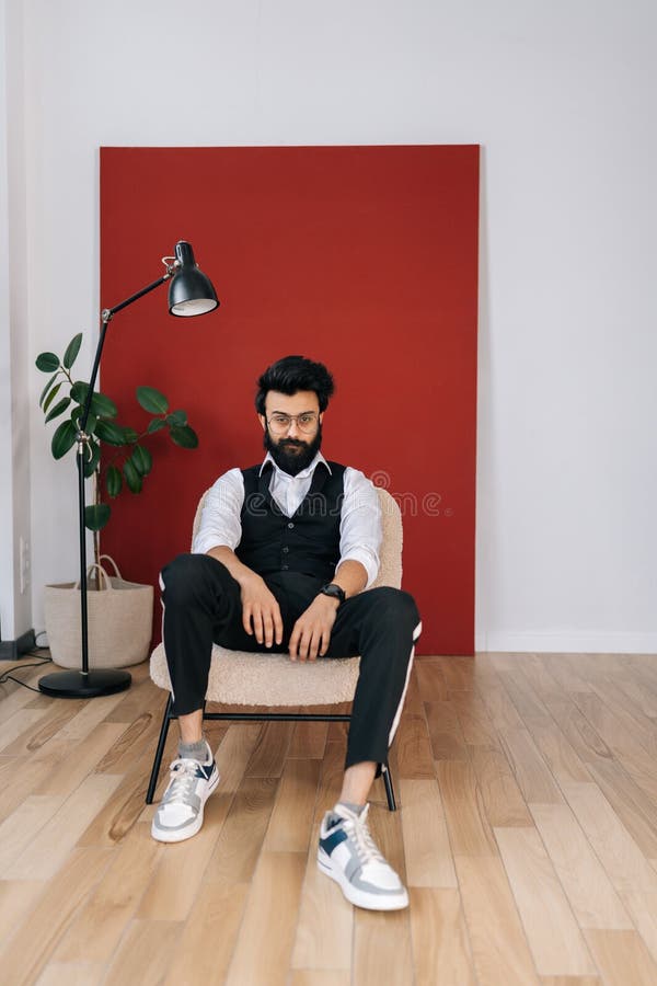 Retrato De Um Pianista Com Barba Confiável, Parado Perto Do Piano Em Casa  Na Sala De Estar. Imagem de Stock - Imagem de pessoa, adulto: 214342135