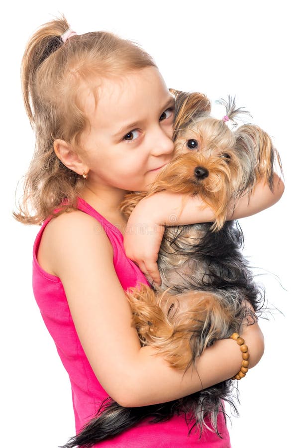 Retrato vertical de una muchacha con un terrier del animal doméstico imágenes de archivo libres de regalías Retrato vertical de una muchacha con un terrier del animal doméstico imágenes de archivo libres de regalías