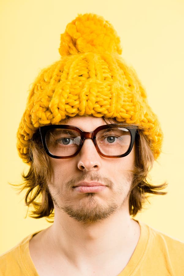 Fundo alto do amarelo da definição dos povos reais engraçados do retrato do homem fotos de stock royalty free Fundo alto do amarelo da definição dos povos reais engraçados do retrato do homem fotos de stock royalty free