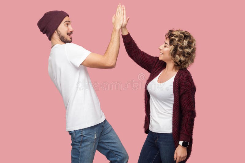 Retrato Vista Lateral De Feliz Pareja De Amigos En Estilo Casual Parados Y Dándose Cinco Entre Ellos Con Una Sonrisa Toothy, Imagen de archivo - Imagen de inconformista, amistad: 156370923 Retrato Vista Lateral De Feliz Pareja De Amigos En Estilo Casual Parados Y Dándose Cinco Entre Ellos Con Una Sonrisa Toothy, Imagen de archivo - Imagen de inconformista, amistad: 156370923