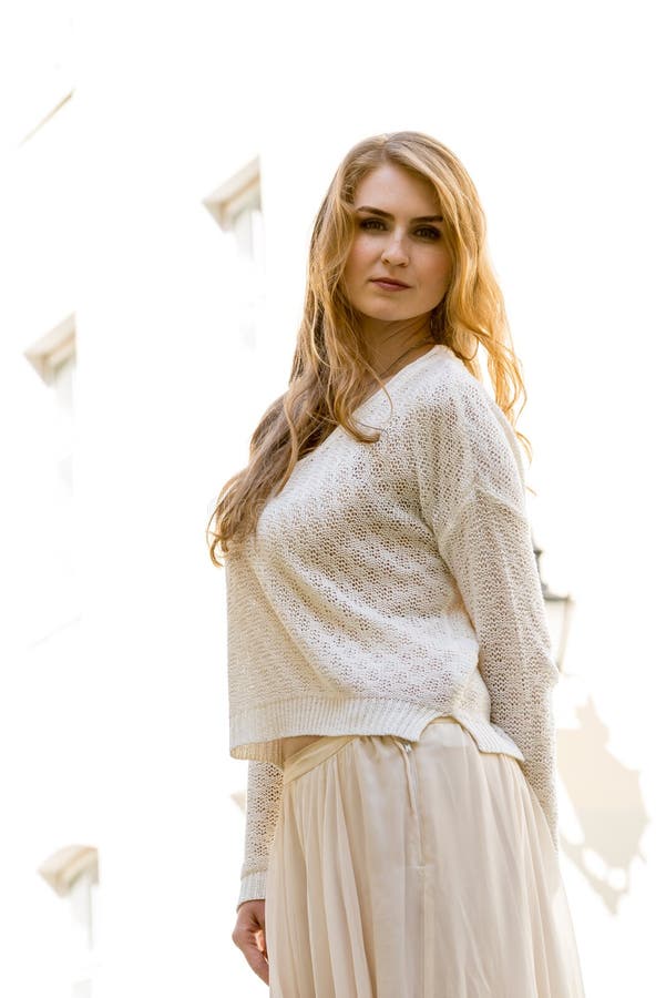 Retrato y casa modelo femeninos blancos caucásicos en el fondo Muchacha hermosa, pelo rojo largo, falda beige y rebeca fotos de archivo Retrato y casa modelo femeninos blancos caucásicos en el fondo Muchacha hermosa, pelo rojo largo, falda beige y rebeca fotos de archivo
