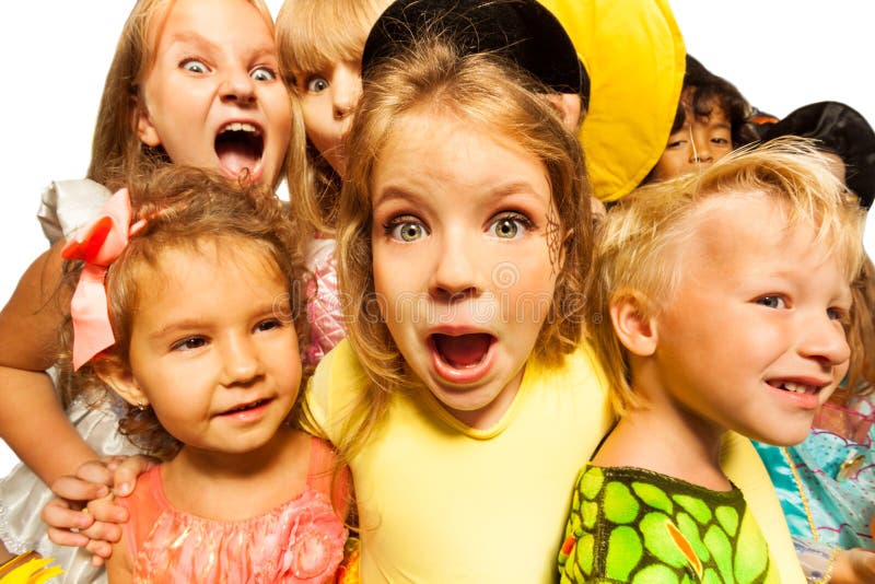 As Crianças Em Trajes Do Dia Das Bruxas Mostram As Caras Engraçadas Imagem  de Stock - Imagem de partido, povos: 102407859