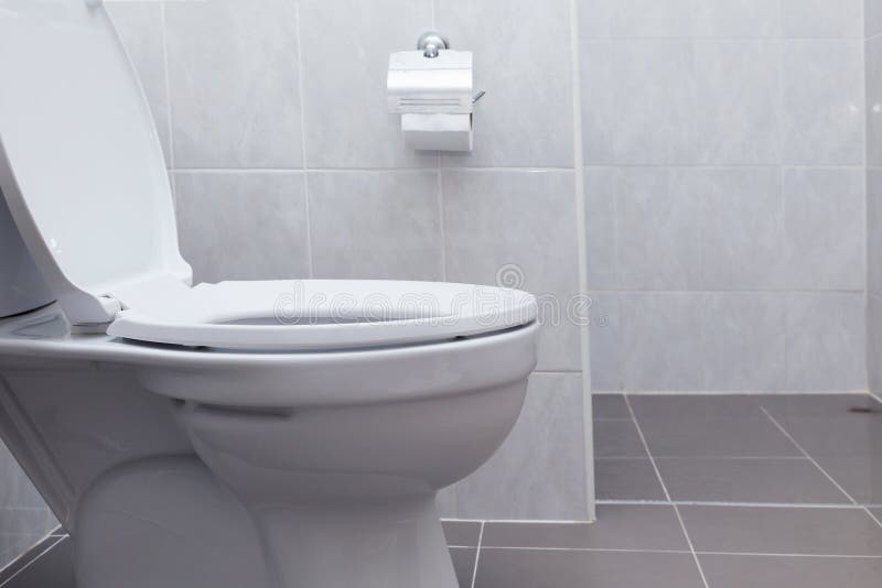 Taza Del Inodoro Moderna En Un Cuarto De Baño De Los Hombres Foto de
