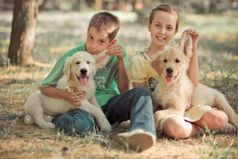 Young petting. Семья загородный дом и белый лабрадор фото. Puppy Love teens.