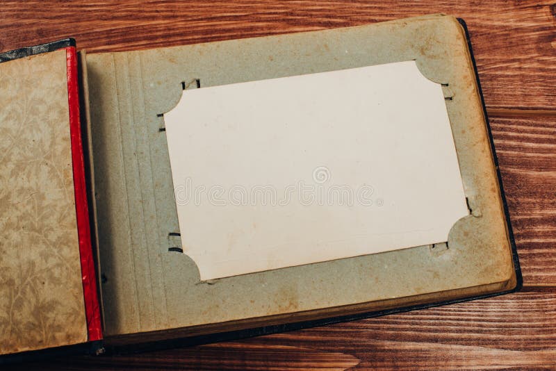 Retro algunas fotos viejas en la tabla de madera foto de archivo libre de regalías Retro algunas fotos viejas en la tabla de madera foto de archivo libre de regalías