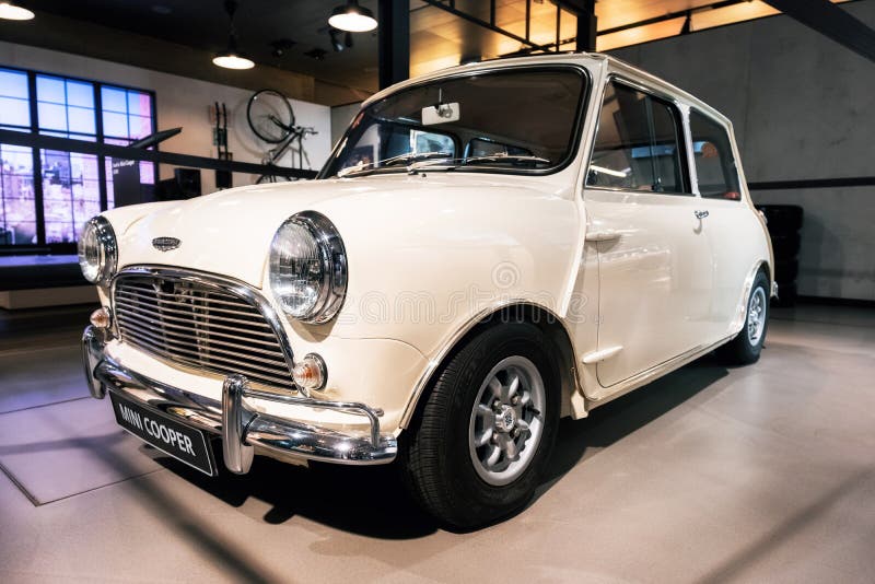 Retro auto Austin Mini Cooper bij een garage royalty-vrije stock foto's Retro auto Austin Mini Cooper bij een garage royalty-vrije stock foto's
