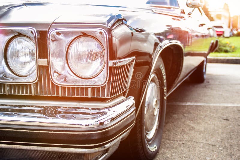 Retro- Auto Nahaufnahme von Scheinwerfern des Weinleseautos ausstellung Vint lizenzfreie stockfotografie