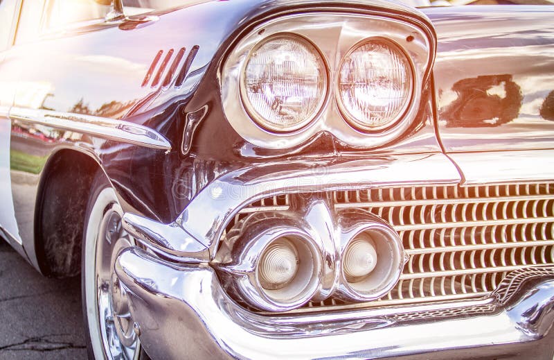 Retro- Auto Nahaufnahme von Scheinwerfern des Weinleseautos ausstellung Vint stockfoto
