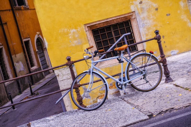 Docela elegantné krajina s starom bicykli.