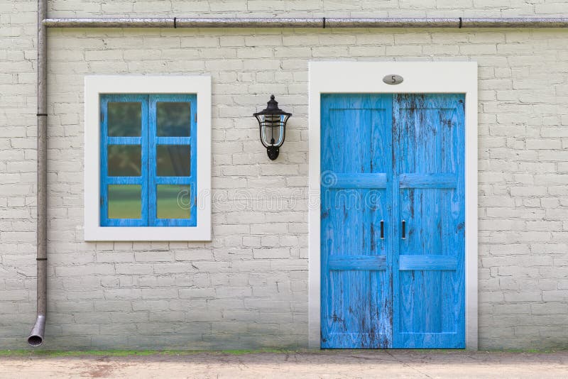 Retro- blaue Tür, Fenster, Gosse in der alter Schmutz-weißen Backsteinmauer mit Weinlese-Eisen-Laterne Wiedergabe 3d lizenzfreie stockbilder Retro- blaue Tür, Fenster, Gosse in der alter Schmutz-weißen Backsteinmauer mit Weinlese-Eisen-Laterne Wiedergabe 3d lizenzfreie stockbilder