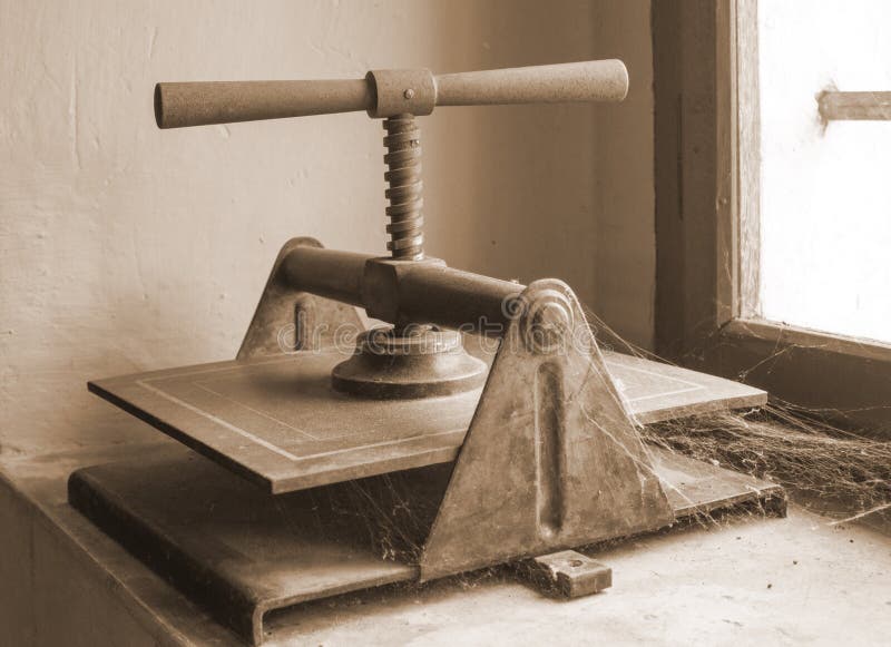 Retro boekpers op het venster in sepia kleur royalty-vrije stock fotografie Retro boekpers op het venster in sepia kleur royalty-vrije stock fotografie