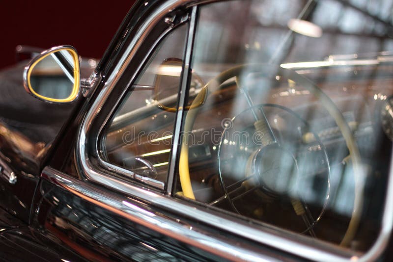 Retro-carro no museu fotografia de stock royalty free Retro-carro no museu fotografia de stock royalty free