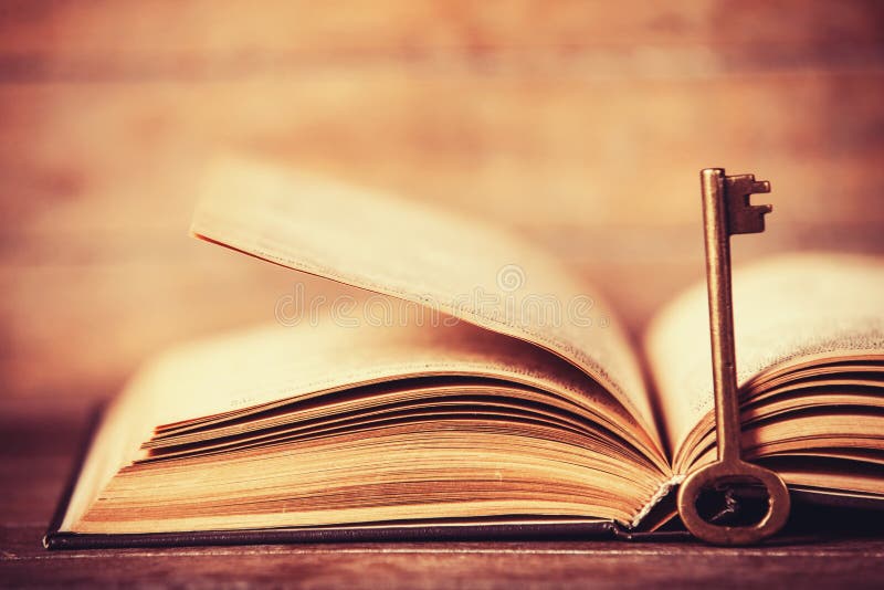 Retro chiave e libro fotografia stock libera da diritti Retro chiave e libro fotografia stock libera da diritti