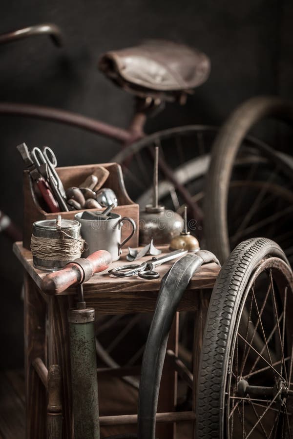 Retro cykelreparationsseminarium med hjul, hjälpmedel och den rubber lappen
