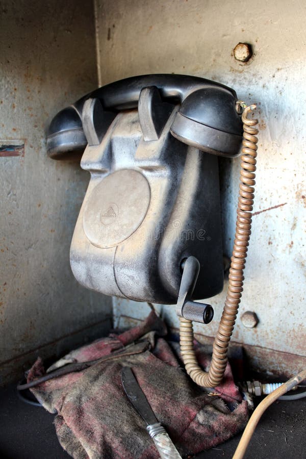 Retro czerń telefonu urządzenie łącznościowe używać dla staci kolejowej komunikaci z handcrank mechanizmem stawiającym w metalu p zdjęcie stock Retro czerń telefonu urządzenie łącznościowe używać dla staci kolejowej komunikaci z handcrank mechanizmem stawiającym w metalu p zdjęcie stock