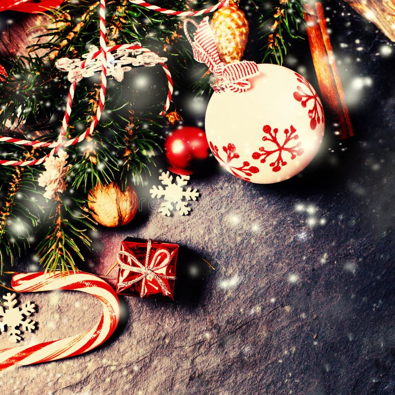 Retro decorazioni di Natale su fondo scuro nello stile d'annata fotografia stock Retro decorazioni di Natale su fondo scuro nello stile d'annata fotografia stock