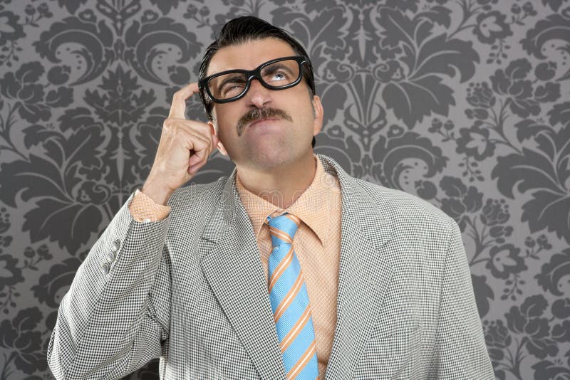 Retro divertido tonto del gesto pensativo del hombre de negocios del empollón foto de archivo Retro divertido tonto del gesto pensativo del hombre de negocios del empollón foto de archivo