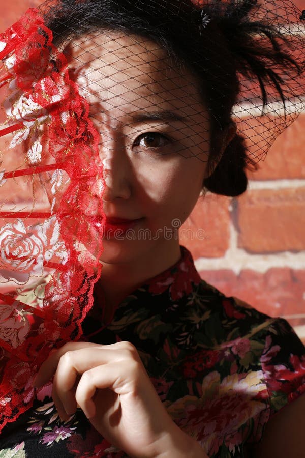 Retro donna del cheongsam di stile fotografia stock libera da diritti Retro donna del cheongsam di stile fotografia stock libera da diritti