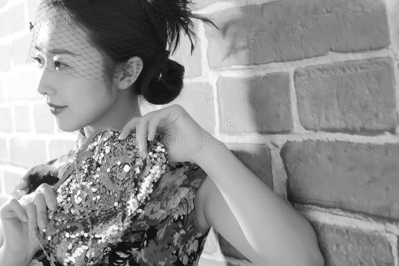 Retro donna del cheongsam di stile fotografia stock libera da diritti Retro donna del cheongsam di stile fotografia stock libera da diritti
