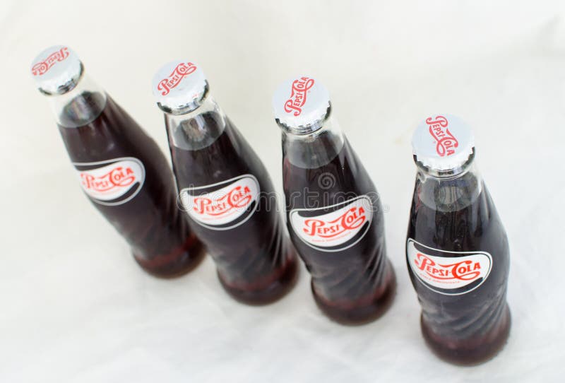 Retro- Flasche Von Pepsi-Cola Redaktionelles Stockfoto - Bild von