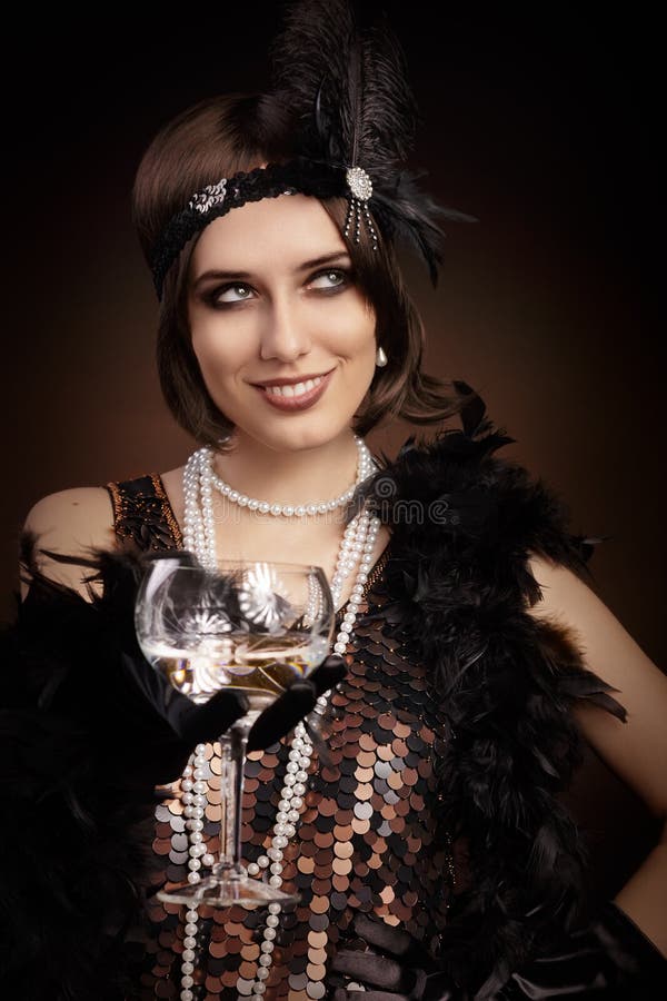 Retro- Frau der Art 20s, die Champagner Glas hält lizenzfreie stockfotografie Retro- Frau der Art 20s, die Champagner Glas hält lizenzfreie stockfotografie