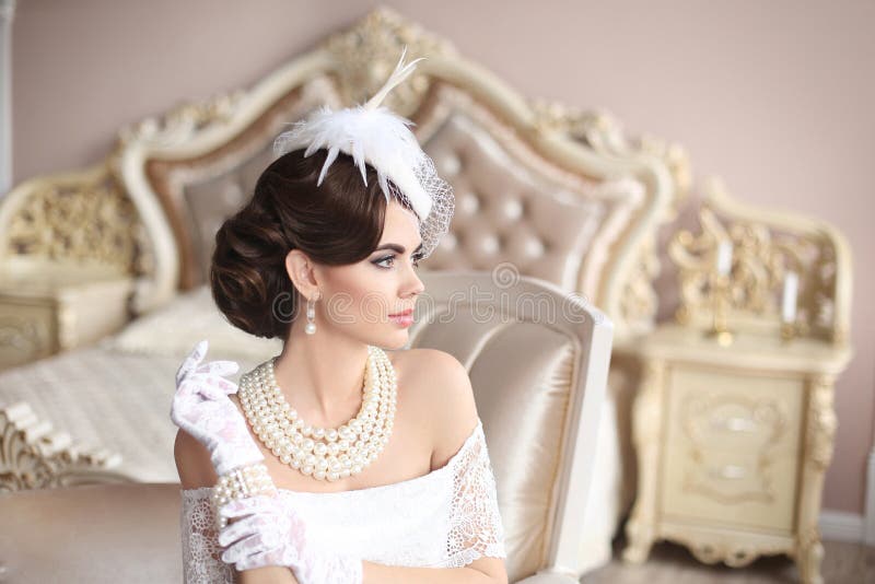 Retro- Frauen-Portrait Elegante Brunettedame im Hut mit hairstyl lizenzfreie stockfotos Retro- Frauen-Portrait Elegante Brunettedame im Hut mit hairstyl lizenzfreie stockfotos