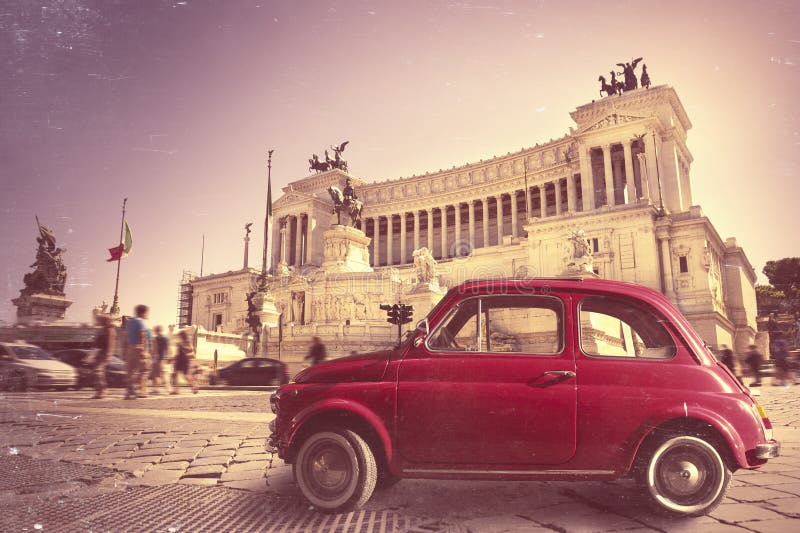 Retro gammal röd bil för italiensk tappning Monument i piazza Venezia, Rome Italien arkivbild Retro gammal röd bil för italiensk tappning Monument i piazza Venezia, Rome Italien arkivbild