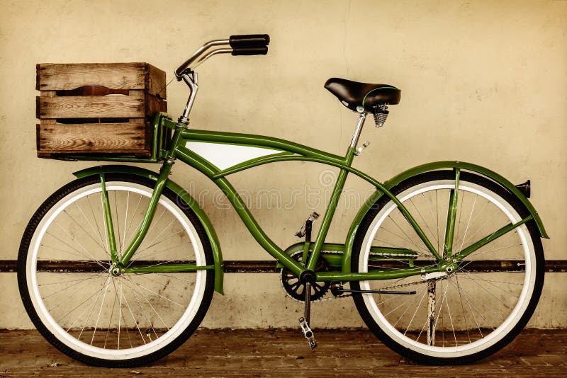 Retro gestileerd sepia beeld van een uitstekende fiets met houten krat royalty-vrije stock foto Retro gestileerd sepia beeld van een uitstekende fiets met houten krat royalty-vrije stock foto